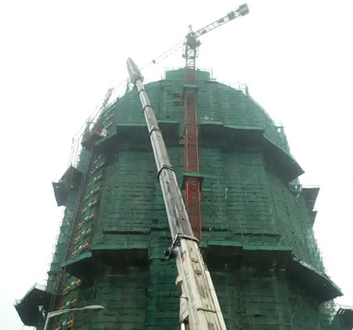 宜州吊车在工地上作业